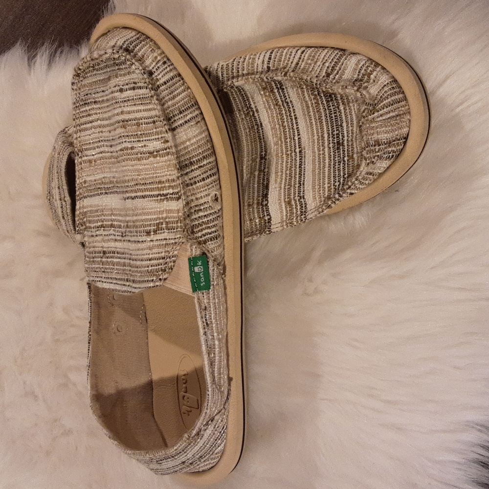 Sanuks Tan and White